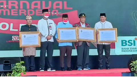 Kepala Badan Kesbangpol Sulawesi Selatan Mendapat Penghargaan Dalam Karnaval Merdeka Toleransi Tahun 2022